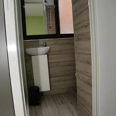 Modern In Center 1-bedroom *