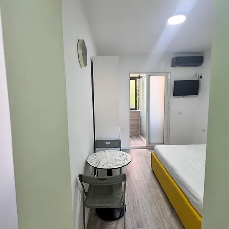 Modern In Center 1-bedroom *
