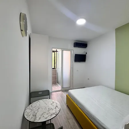 아파트 Modern In Center 1-bedroom 티라나